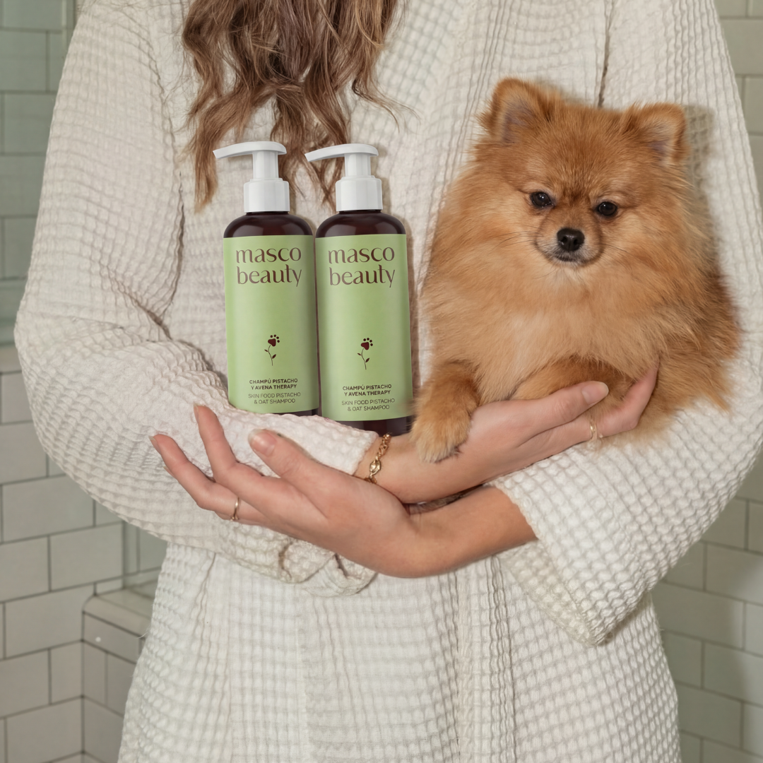 Masco Beauty pistaasi- ja kaurashampoo koiranomistajan käsissä