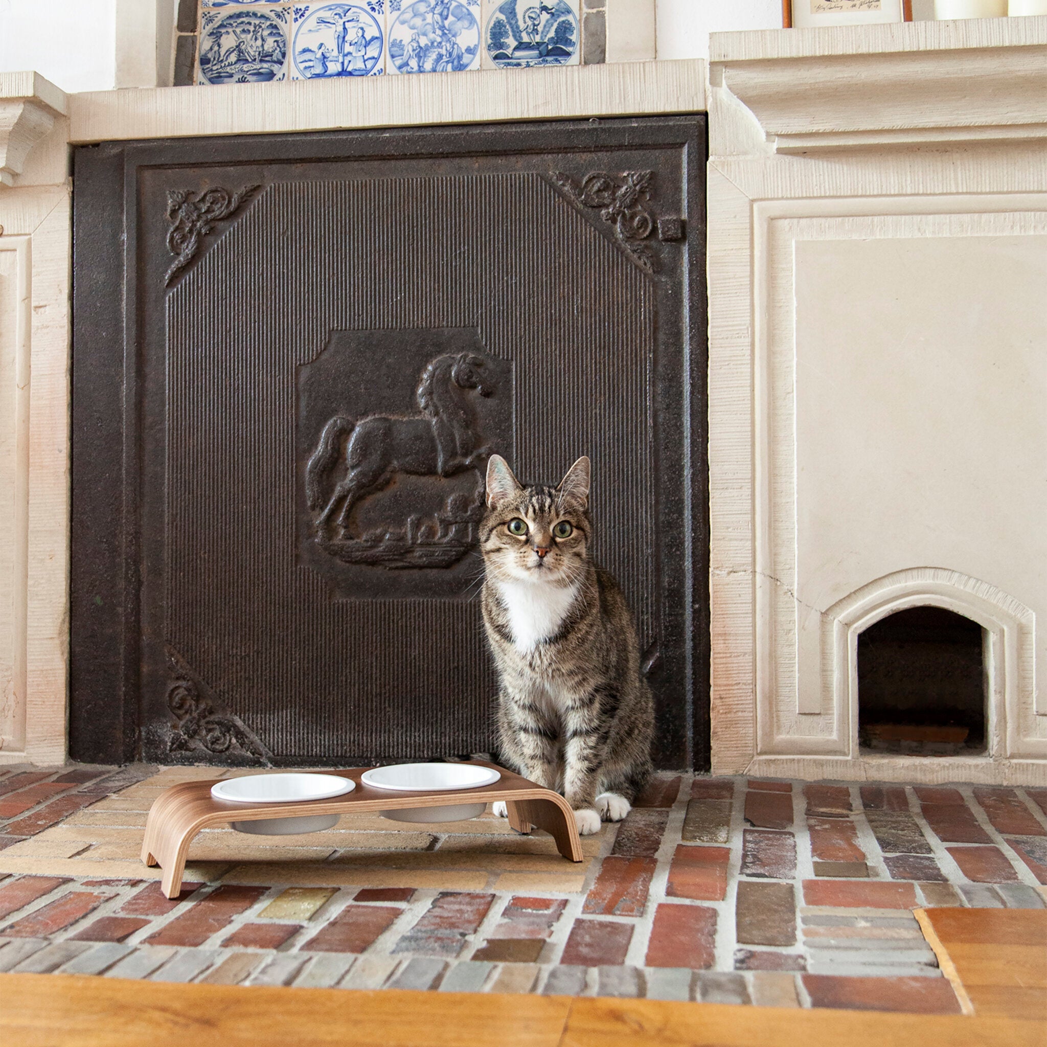 catBar® elevated feeding station for cats - Walnut