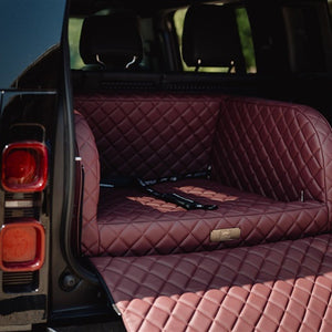 DogStyler Trunkbed Excellent - Italian Bordeaux Land Rover Defenderissä