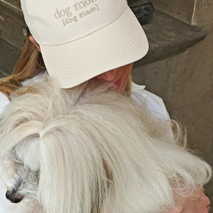 Dog Mom -lippis päällä koiran kanssa