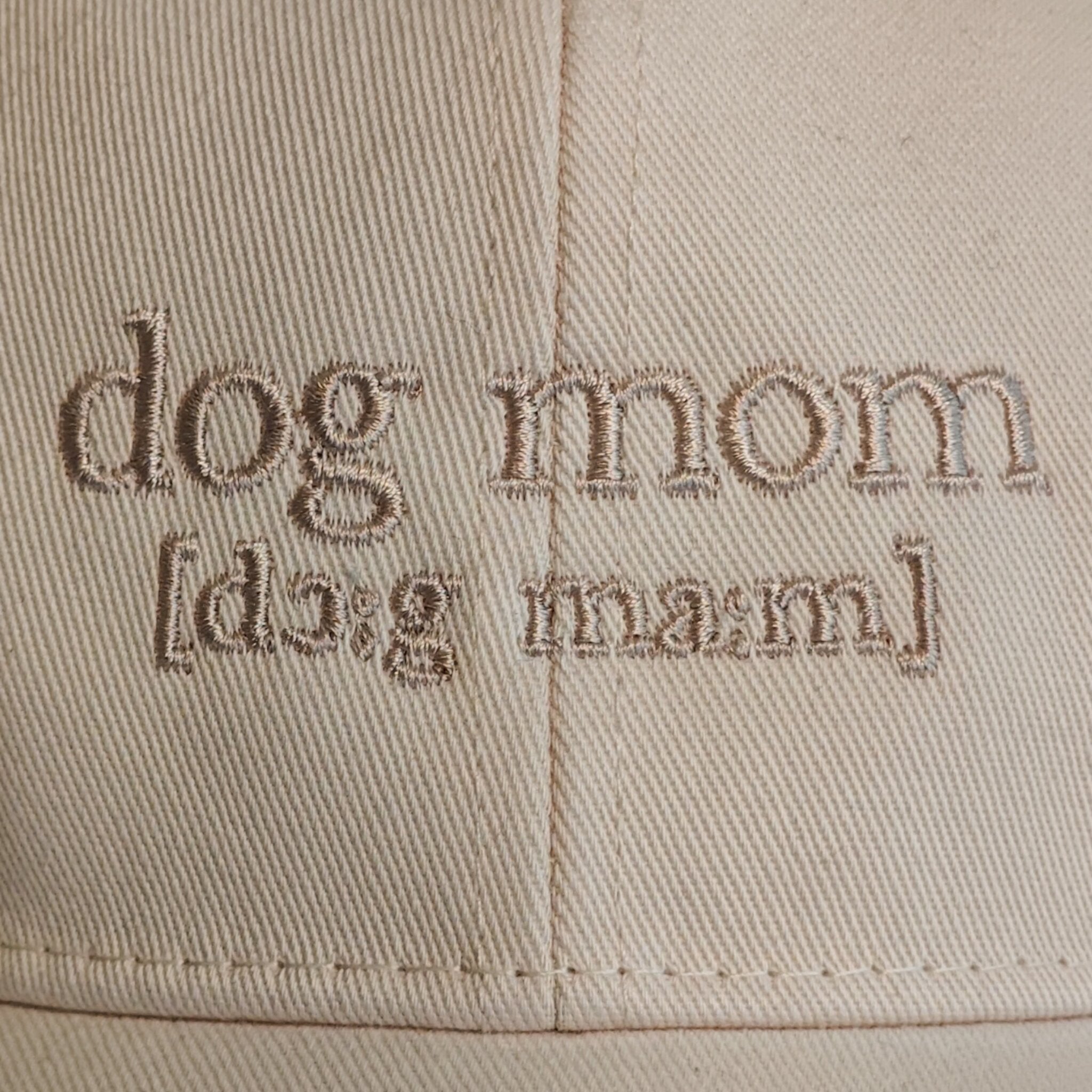 Dog Mom -lippiksen brodeerattu dog mom -teksti