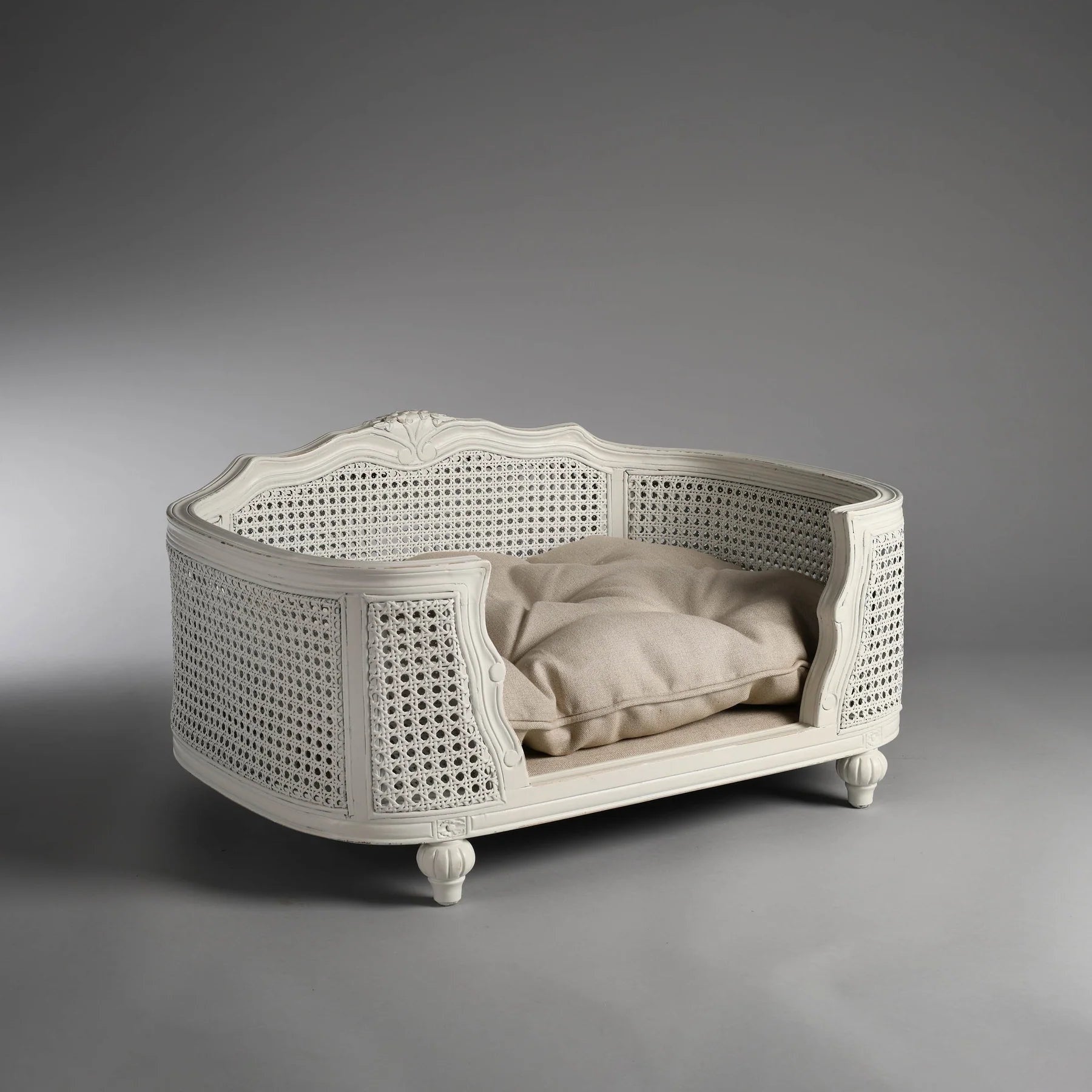 LORD LOU ペットベッドArthurケーン編み　リネンエクリュ Lord Lou Arthur upholstered design bed - Linen ecru - Muotitassu