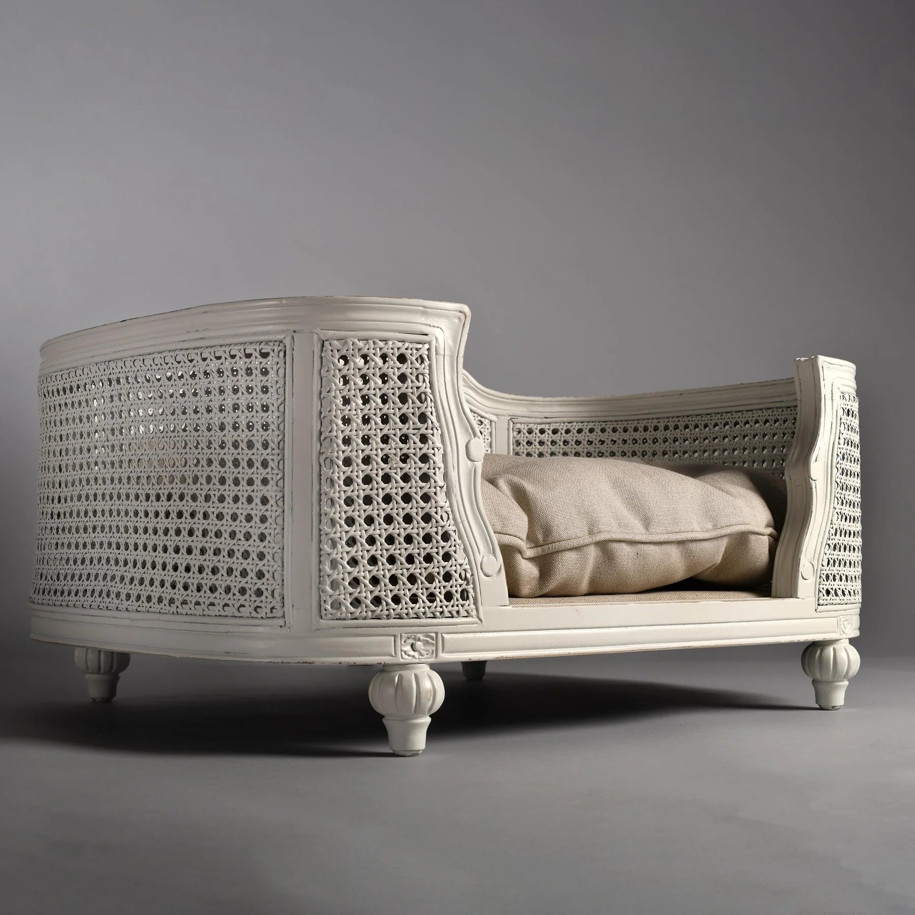 LORD LOU ペットベッドArthurケーン編み　リネンエクリュ Lord Lou Arthur upholstered design bed - Linen ecru - Muotitassu